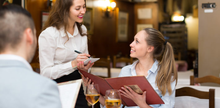 【飲食店専門英語】「お客様はいかがされますか?」を英語で何て?